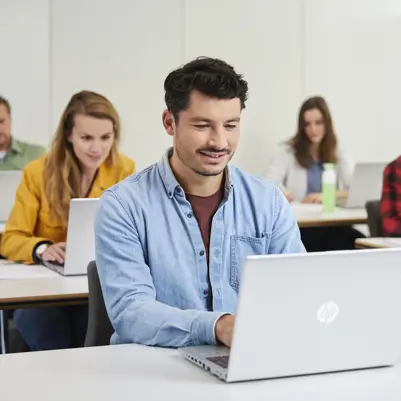 Studenten maken een digitale toets op een laptop Studenten maken een digitale toets op een laptop
