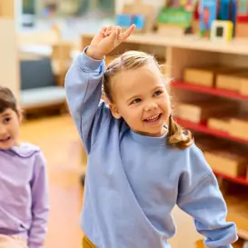 Twee kleuters steken hun vinger op in de klas Twee kleuters steken hun vinger op in de klas