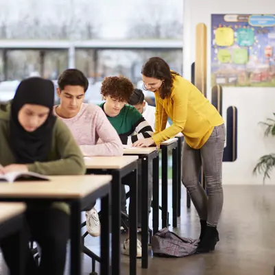 Docent en studenten middelbaar beroepsonderwijs in de klas Docent en studenten middelbaar beroepsonderwijs in de klas