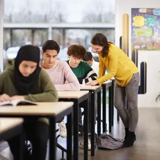 Docent en studenten middelbaar beroepsonderwijs in de klas Docent en studenten middelbaar beroepsonderwijs in de klas