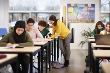 Docent en studenten middelbaar beroepsonderwijs in de klas Docent en studenten middelbaar beroepsonderwijs in de klas