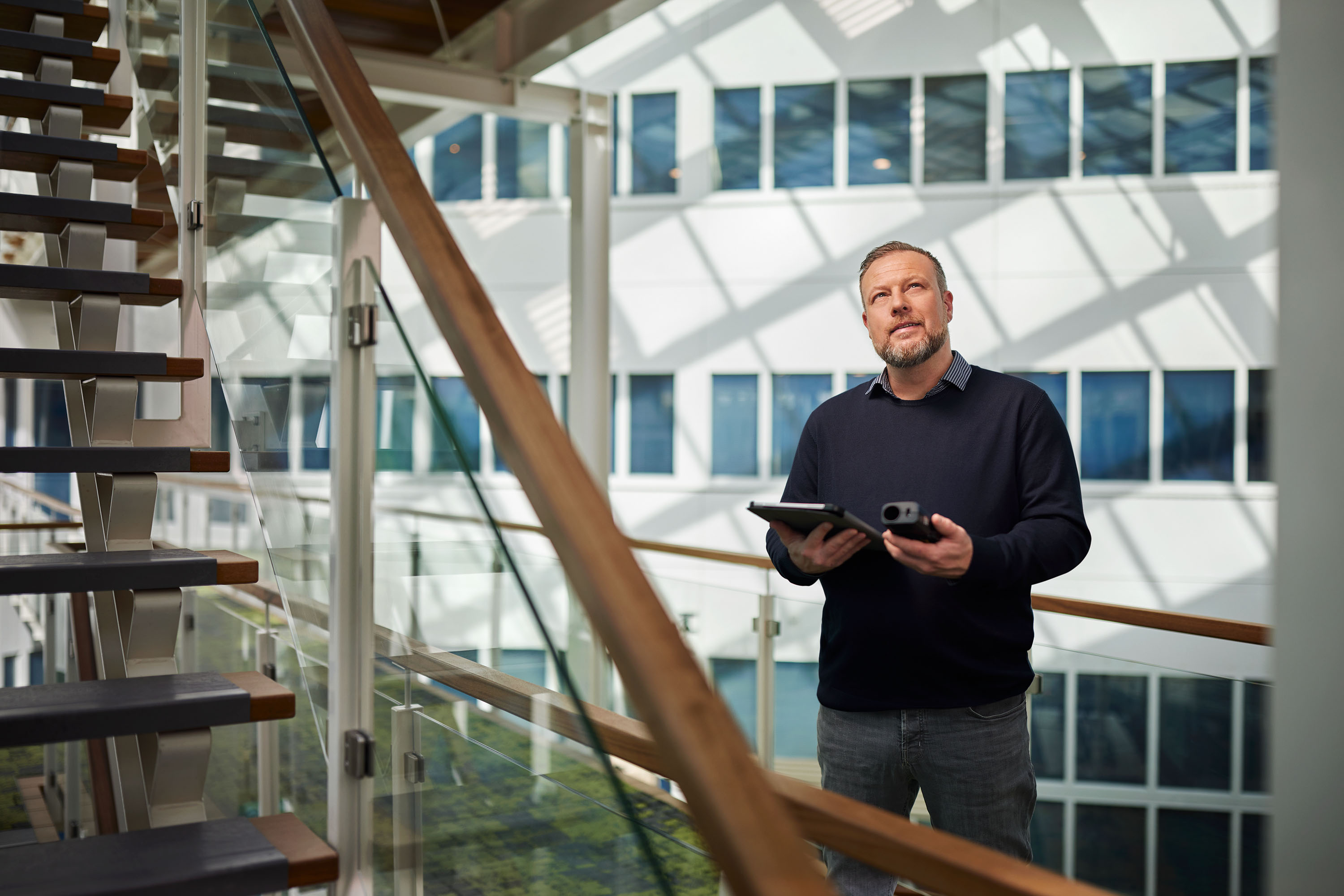 Een EP-adviseur is aan het meten in een gebouw.