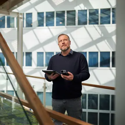 Schrijf u in voor een EP-examen van Cito Zakelijk Een EP-adviseur is aan het meten in een gebouw.