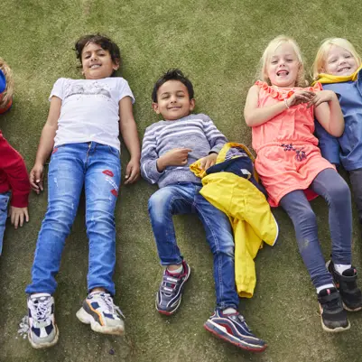 Leerlingen primair onderwijs op het schoolplein Leerlingen primair onderwijs op het schoolplein
