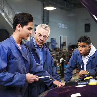 Docent en studenten middelbaar beroepsonderwijs in de werkplaats Docent en studenten middelbaar beroepsonderwijs in de werkplaats