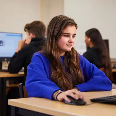 Leerling voortgezet onderwijs achter de computer Leerling voortgezet onderwijs achter de computer