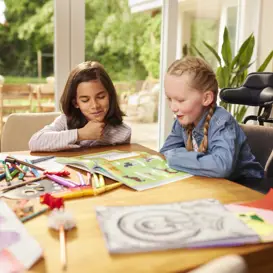 Kinderen bekijken een doe-boek Kinderen bekijken een doe-boek