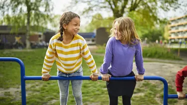 Leerlingen primair onderwijs op schoolplein Leerlingen primair onderwijs op schoolplein