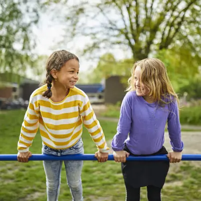Leerlingen primair onderwijs op schoolplein Leerlingen primair onderwijs op schoolplein