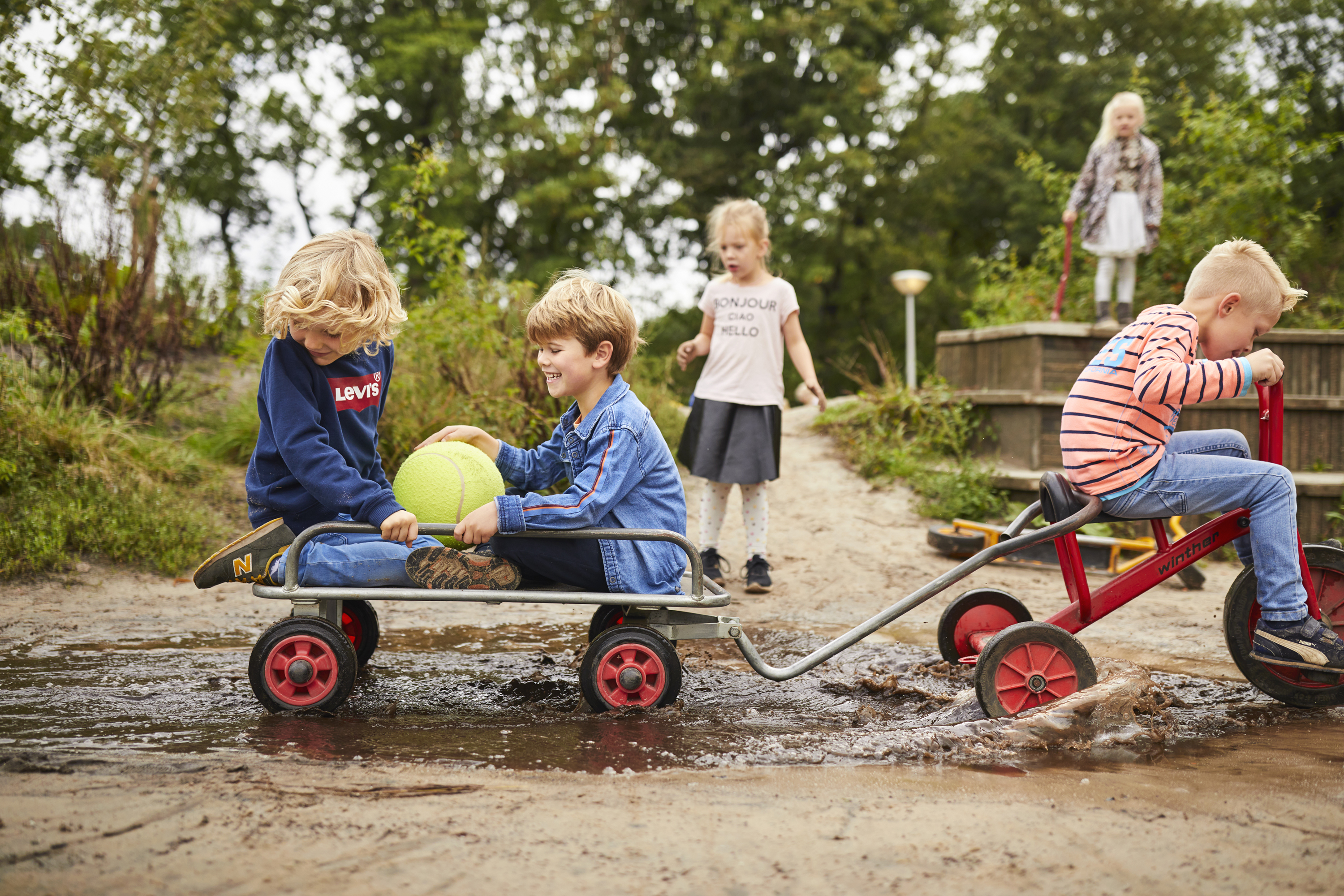 Leerlingen primair onderwijs op het schoolplein
