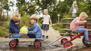 Leerlingen primair onderwijs op het schoolplein Leerlingen primair onderwijs op het schoolplein