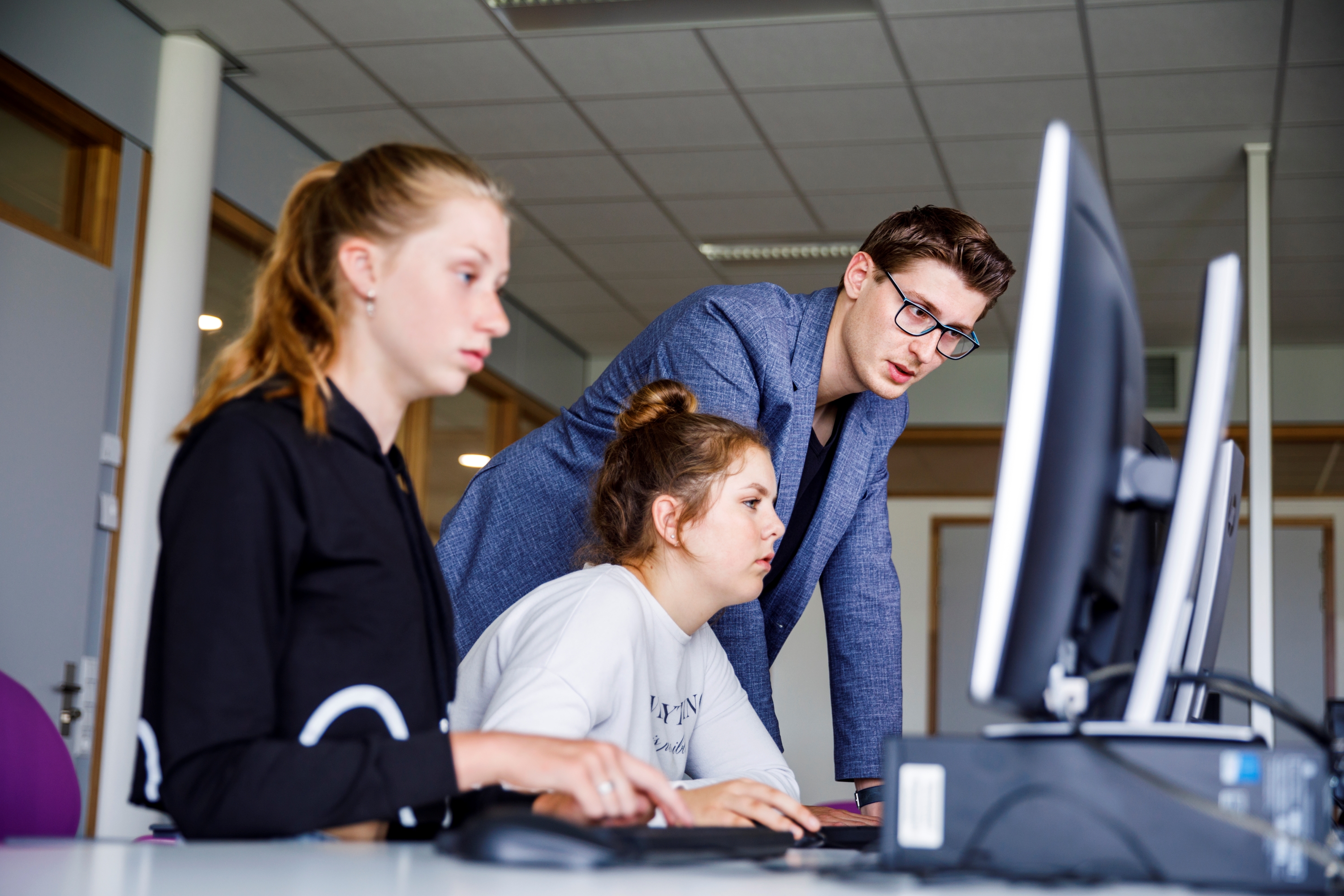 Leerlingen en docent voortgezet onderwijs