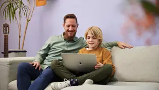Cito volgsysteem VO - vader kijkt met leerling naar laptop Cito volgsysteem VO - vader kijkt met leerling naar laptop