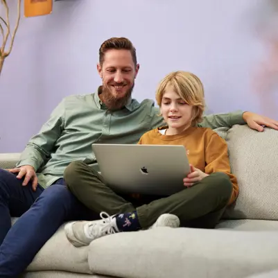 Cito volgsysteem VO - vader kijkt met leerling naar laptop Cito volgsysteem VO - vader kijkt met leerling naar laptop