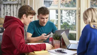 CitoLab - drie leerlingen aan keukentafel met laptop en telefoon CitoLab - drie leerlingen aan keukentafel met laptop en telefoon