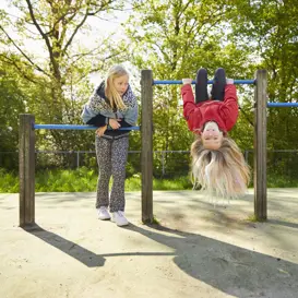 Leerlingen primair onderwijs op het schoolplein Leerlingen primair onderwijs op het schoolplein