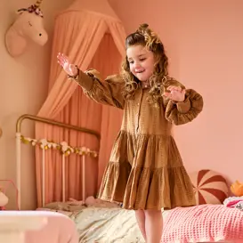 Kleuter speelt in haar slaapkamer Kleuter speelt in haar slaapkamer