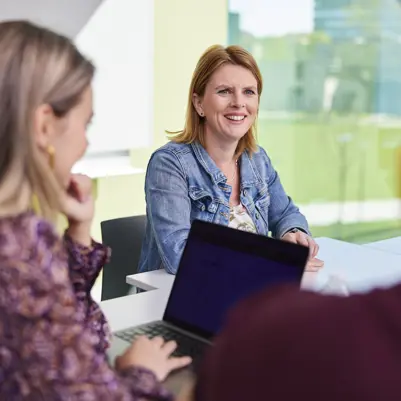 Docent in gesprek met student Docent in gesprek met student