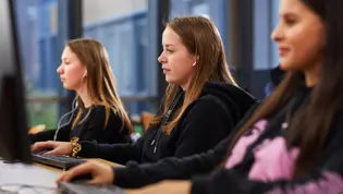 Leerlingen voortgezet onderwijs achter de computer Leerlingen voortgezet onderwijs achter de computer