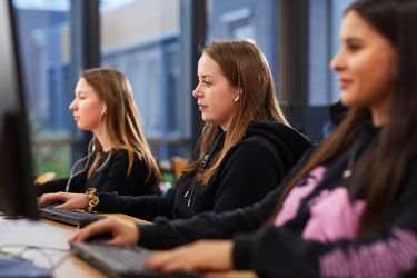 Leerlingen voortgezet onderwijs achter de computer