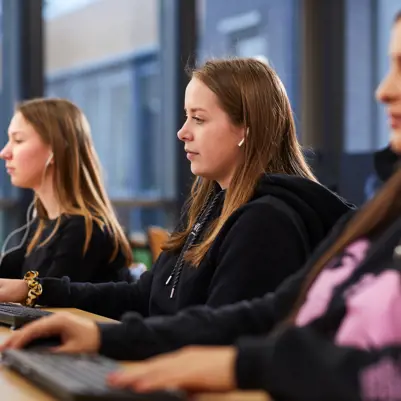 Leerlingen voortgezet onderwijs achter de computer Leerlingen voortgezet onderwijs achter de computer