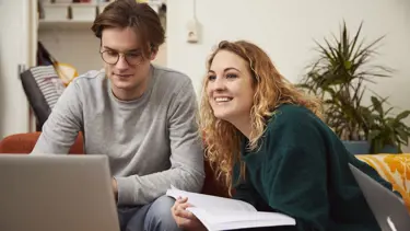 CitoLab - twee studenten met laptop en studieboek CitoLab - twee studenten met laptop en studieboek