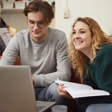 CitoLab - twee studenten met laptop en studieboek CitoLab - twee studenten met laptop en studieboek