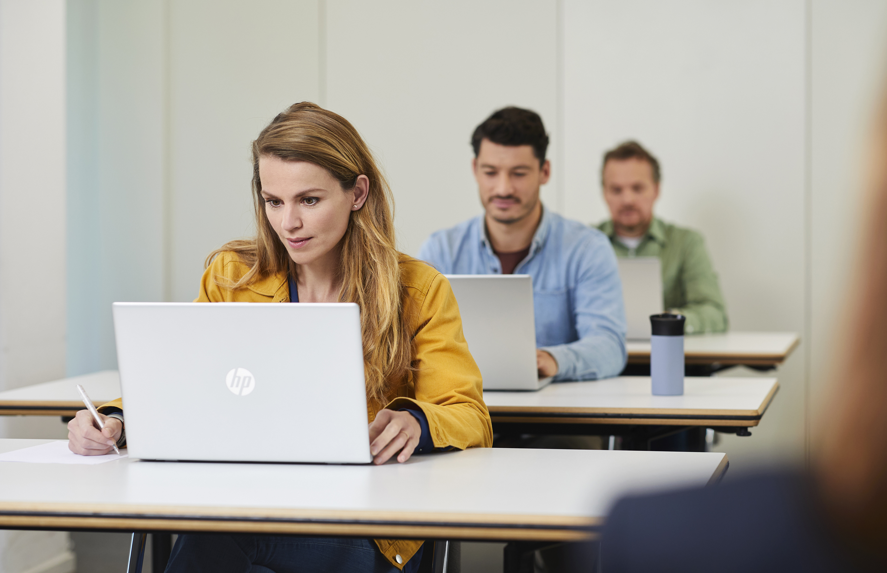 Studenten maken een digitale toets op een laptop
