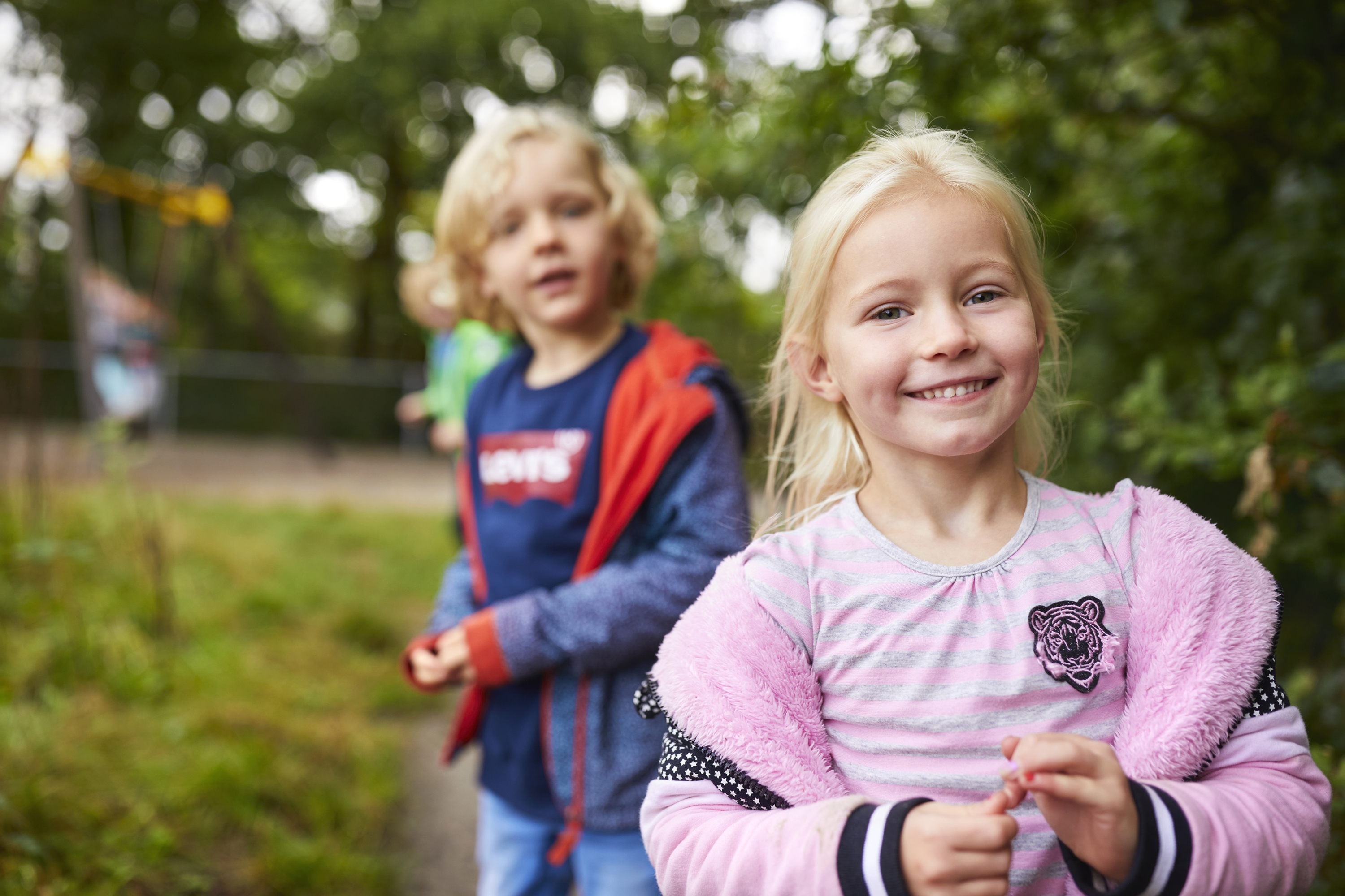 Leerlingen primair onderwijs op het schoolplein