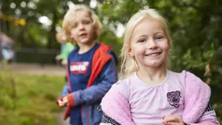 Leerlingen primair onderwijs op het schoolplein Leerlingen primair onderwijs op het schoolplein