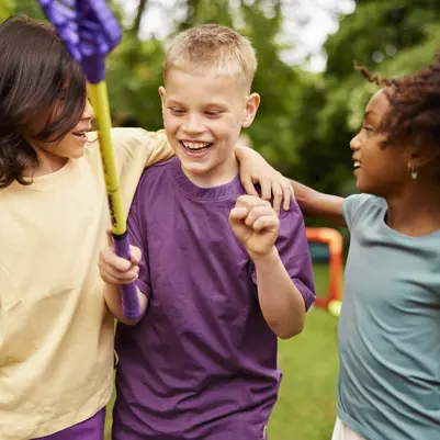 Drie kinderen spelen buiten Drie kinderen spelen buiten