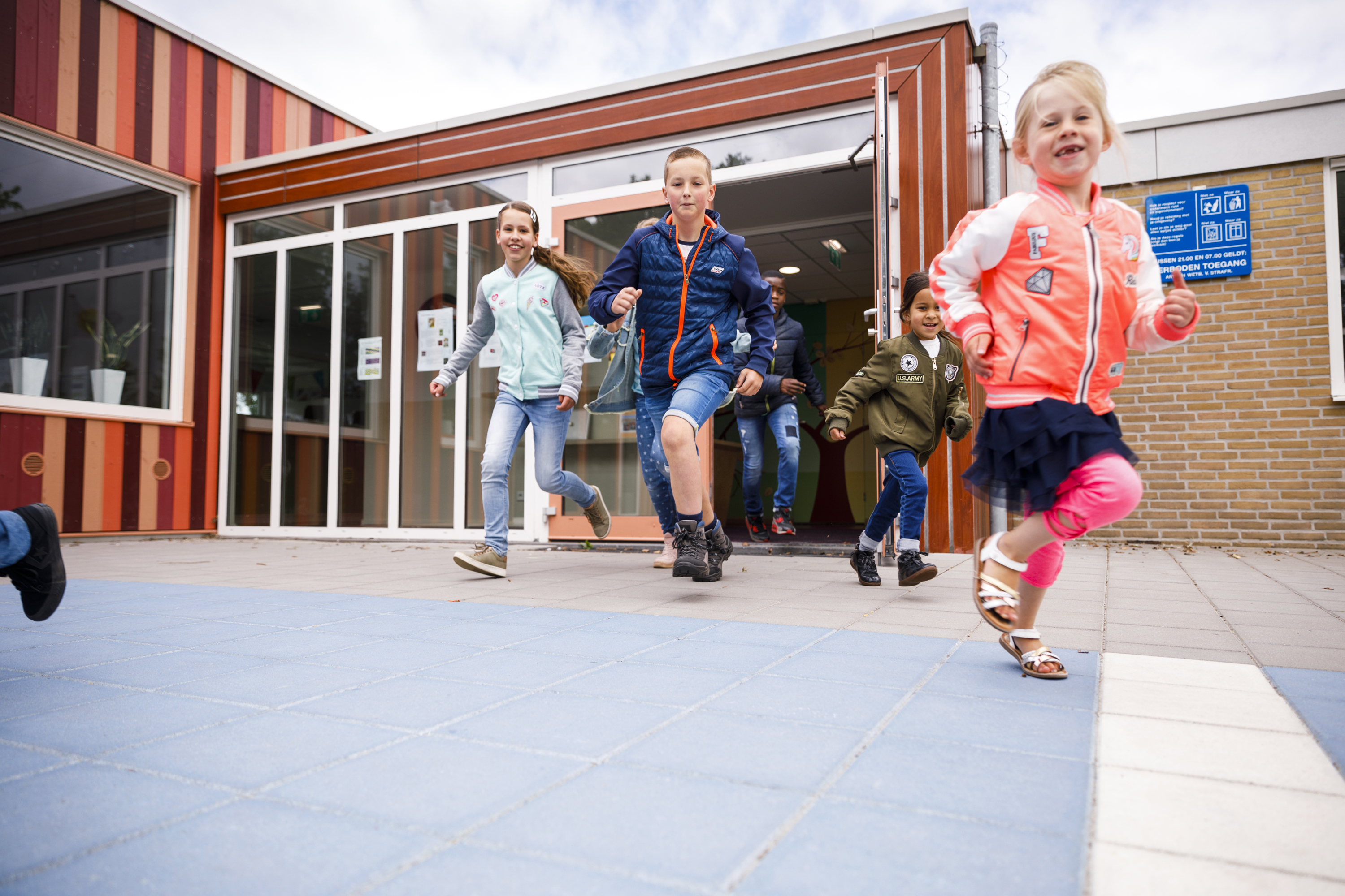 Leerlingen primair onderwijs op het schoolplein