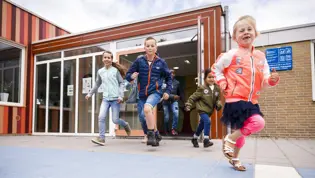 Leerlingen primair onderwijs op het schoolplein Leerlingen primair onderwijs op het schoolplein