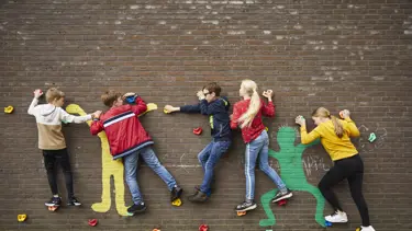 Leerlingen primair onderwijs op schoolplein Leerlingen primair onderwijs op schoolplein