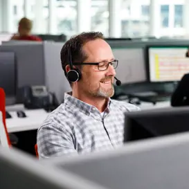 Medewerker aan telefoon Medewerker aan telefoon
