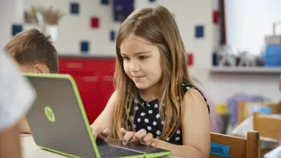 Leerling primair onderwijs achter laptop Leerling primair onderwijs achter laptop