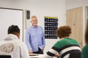 Docent en studenten middelbaar beroepsonderwijs in de klas Docent en studenten middelbaar beroepsonderwijs in de klas