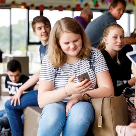 Leerlingen voortgezet onderwijs in de kantine Leerlingen voortgezet onderwijs in de kantine