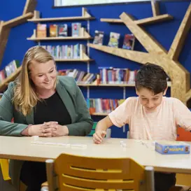 Leerkracht en leerling primair onderwijs Leerkracht en leerling primair onderwijs