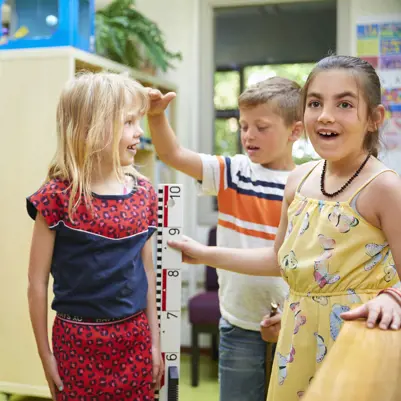 Leerlingen primair onderwijs in de klas Leerlingen primair onderwijs in de klas