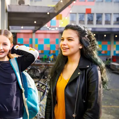 Cito volgsysteem VO - twee leerlingen in gesprek met docent Cito volgsysteem VO - twee leerlingen in gesprek met docent
