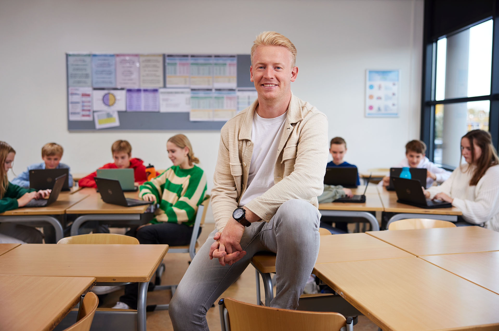 Richard Brandsma met zijn leerlingen van de onderbouw