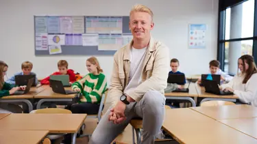 Richard Brandsma met zijn leerlingen van de onderbouw Richard Brandsma met zijn leerlingen van de onderbouw