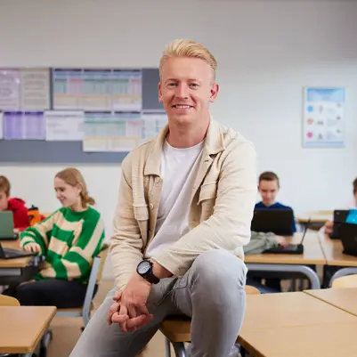 Richard Brandsma met zijn leerlingen van de onderbouw Richard Brandsma met zijn leerlingen van de onderbouw