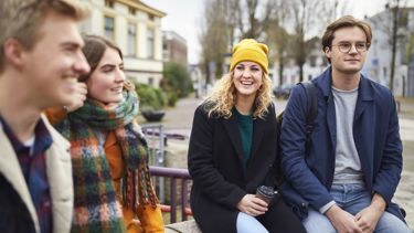 CitoLab - vier studenten zitten buiten