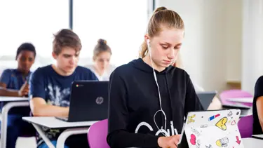 Leerlingen voortgezet onderwijs maken Kijk- en luistertoets Leerlingen voortgezet onderwijs maken Kijk- en luistertoets