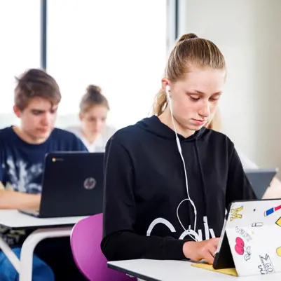 Leerlingen voortgezet onderwijs maken Kijk- en luistertoets Leerlingen voortgezet onderwijs maken Kijk- en luistertoets