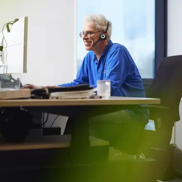 ICT-ondersteuner Tjeerd richt toetsplatform Woots in achter zijn laptop ICT-ondersteuner Tjeerd richt toetsplatform Woots in achter zijn laptop