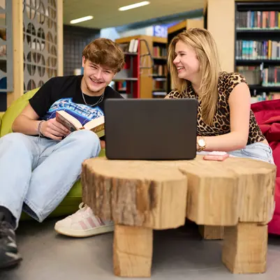 In de schoolbibliotheek In de schoolbibliotheek
