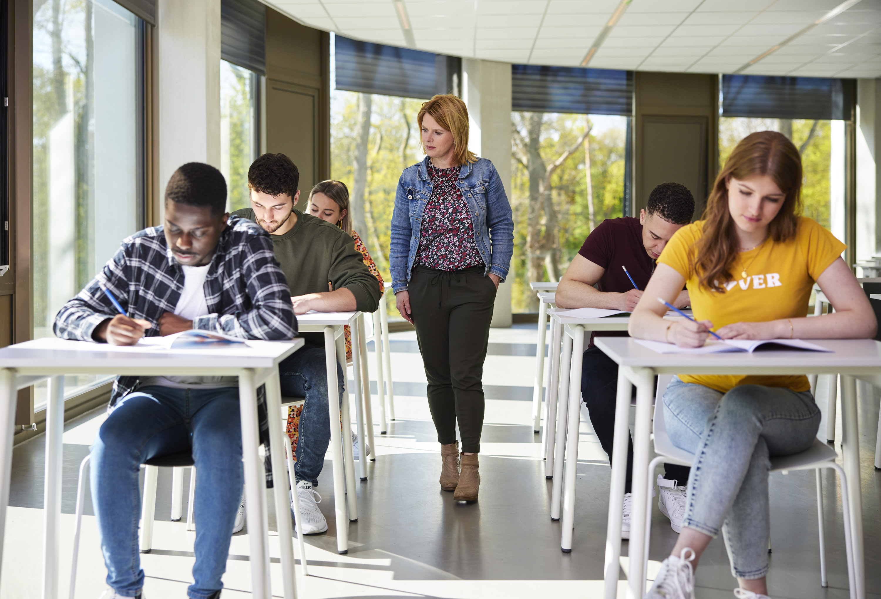 Studenten maken examen (met surveillance)